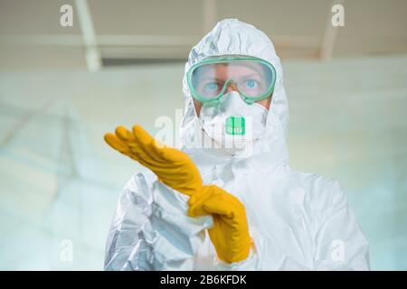 Porträt der weiblichen Epidemiologin in Virusquarantäne, enger Nahaufnahme von medizinischem Fachmann in Schutzkleidung Overalls Stockfoto