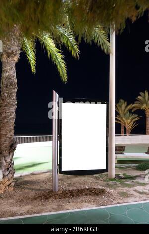Leere Werbetafel im Freien, Außenwerbung, öffentliche Informationen Plakathalter Werbestand nachts an der Strandpromenade Stockfoto