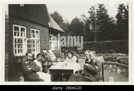 Deutsche Luftwaffensoldaten außerhalb der Tabelle deutsche Luftwaffensoldaten, eine Krankenschwester und eine Frau sitzen an einem Tisch für ein Heim, Wo: Offenbar ein Ort, um sich zu erholen. Im Hintergrund dennenbomen. Hersteller : Fotograf: Anonymer Ort Herstellung: Niederlande Datum: Mai 1940 - 1941 Physische Merkmale: Gelatine silberfarbenes Druckmaterial: Papiertechnik: Gelatine silberfarbenes Druckmaß: H 5,5 cm. B × 8,5 cm. Betrifft: Besetzung   Oorlogrekreation der Soldat, der die medizinische Hilfe und die Krankenpflege der Kranken und der WoundedTweede II. Besatzung der Niederlande Ableisten Soll, Wenn: 1940 - 1941 Stockfoto