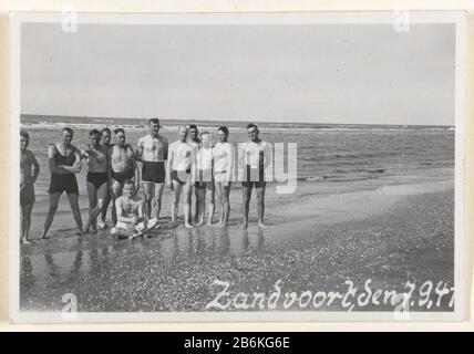 Deutsche Soldaten in Zandvoort, 1941 Amateurfoto van Duitse soldaten uit 1941 in Zandvoort. Een groep mannen in zwembroek staat aan de Rand van de zee, een zit. Hersteller : fotograaf: AnoniemPlaats Herstellung: Zandvoort dating: 7-Sep-1941 Material: Fotopapier Techniek: Fotografie Abmessungen: H 6 cm. × b 9 cm. Betrifft:  Oorlogthe Company, die Einheit, die Truppe  Militärdiensterekreation  der Soldat vor Dutyin oder am Wasser (am Strand)Tweede WereldoorlogWanneer: 1941 - 1941 Stockfoto