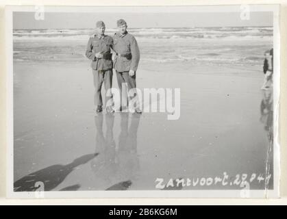 Deutsche Soldaten in Zandvoort, 1941 Amateur deutscher Soldaten in Zandvoort. Zwei Männer in Uniform stehen am Zee. Hersteller : Fotograf: Anonymer Ort Herstellung: Zandvoort Datum: 27. August 1941 Material: Papiertechnik: Fotografie Abmessungen: H 6 cm. B × 9 cm. Betrifft: Besetzung  Oorlogthe Firma, die Einheit, die Truppe  Militärdienst Krieg II Besetzung der Niederlande Als: 1941 - 1941 Stockfoto