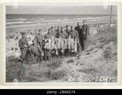 Deutsche Soldaten in Zandvoort, 1941 Amateur deutscher Soldaten in Zandvoort. Sie sind in den Dünen in Uniform, der Strand dahinter ist voll badgasten. Hersteller : Fotograf: Anonymer Ort Herstellung: Zandvoort Datum: 27. August 1941 Material: Papiertechnik: Fotografie Abmessungen: H 6 cm. B × 9 cm. Betrifft: Besetzung  Oorlogthe Firma, die Einheit, die Truppe  Militärdienst Krieg II Besetzung der Niederlande Als: 1941 - 1941 Stockfoto