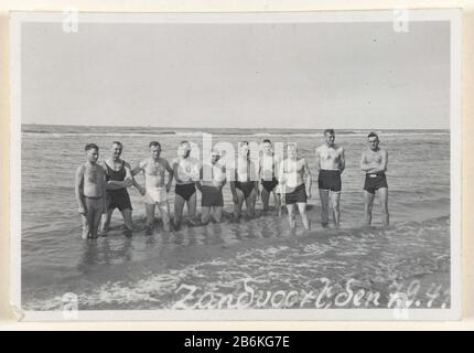 Deutsche Soldaten in Zandvoort, 1941 Amateurfoto van Duitse soldaten uit 1941 in Zandvoort. Een groep mannen in zwembroek staat aan de Rand van de zee. Hersteller : fotograaf: AnoniemPlaats Herstellung: Zandvoort dating: 7-Sep-1941 Material: Fotopapier Techniek: Fotografie Abmessungen: H 6 cm. × b 9 cm. Betrifft:  oorlogin oder neben dem Wasser (am Strand)Erholung  der Soldat vor der Dutythe Firma, der Einheit, der Truppe  MilitärserviceTweede WereldoorlogBezeting van NederlandWanneer: 1941 - 1941 Stockfoto