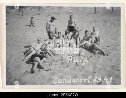 Deutsche Soldaten in Zandvoort, 1941 Amateurfoto van Duitse soldaten uit 1941 in Zandvoort. Een groep in zwembroek staat en ligt in het zand rondom een houten kruis bij een in het zand begraven kameraad. In het Duits gechreven op de Foto 'Schiebel's Ruhe'? Hersteller : fotograaf: AnoniemPlaats Herstellung: Zandvoort dating: 8-Sep-1941 Material: Fotopapier Techniek: Fotografie Abmessungen: H 6 cm. × b 9 cm. Betrifft:  Oorlogrecreation  der Soldat vor der Dutythe Company, der Einheit, der Truppe  Militärdienstein oder neben dem Wasser (am Strand)Tweede WereldoorlogBezeting van Nederla Stockfoto