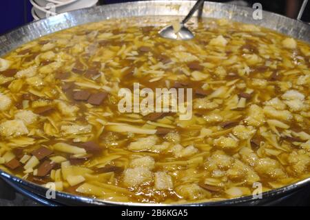 Geschmorter Fisch mit roter Soße in großer Pfanne auf dem Markt Stockfoto