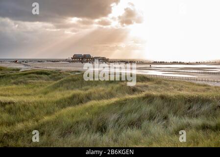 Dünenlandschaft mit Strand- und Stielhäusern, Sankt Peter-Ording, Schleswig-Holstein, Deutschland, Europa Stockfoto