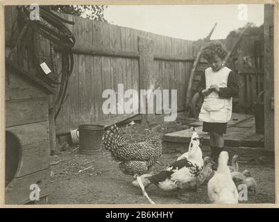 Eckart Titzenthaler, Sohn des Fotografen, der auf einem Bauernhof mit Hühnern und Gänsen steht Eckart Titzenthaler, Sohn des Fotografen, der auf einem Bauernhof mit Hühnern und Gänsen steht Objektart: Bild Artikelnummer: RP-F 2004-252-35 Hersteller: Fotograf: Waldemar-TitzenthalerPlaats Herstellung: Deutschland Datum: Ca. 1917 Physische Merkmale: Gelatine silberfarbenes Druckmaterial: Papier Pappe Papiertechnik: Gelatine silberfarben Druckabmessungen: Foto: H 76 mm × W 103 mm Stockfoto