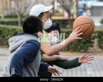 Peking, China. März 2020. Kinder spielen im öffentlichen Bereich einer Gemeinde im Xicheng-Distrikt von Peking, Hauptstadt Chinas, am 11. März 2020. Credit: Lan Hongkong/Xinhua/Alamy Live News Stockfoto