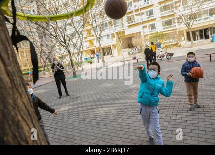 Peking, China. März 2020. Kinder spielen im öffentlichen Bereich einer Gemeinde im Xicheng-Distrikt von Peking, Hauptstadt Chinas, am 11. März 2020. Credit: Lan Hongkong/Xinhua/Alamy Live News Stockfoto