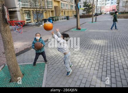 Peking, China. März 2020. Kinder spielen im öffentlichen Bereich einer Gemeinde im Xicheng-Distrikt von Peking, Hauptstadt Chinas, am 11. März 2020. Credit: Lan Hongkong/Xinhua/Alamy Live News Stockfoto