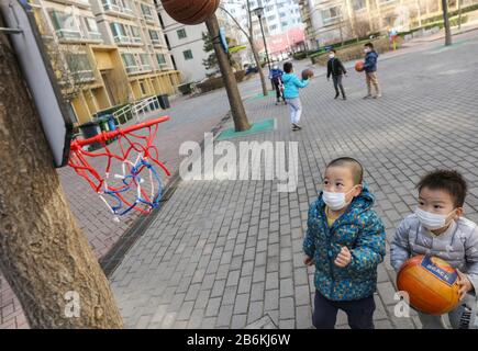 Peking, China. März 2020. Kinder spielen im öffentlichen Bereich einer Gemeinde im Xicheng-Distrikt von Peking, Hauptstadt Chinas, am 11. März 2020. Credit: Lan Hongkong/Xinhua/Alamy Live News Stockfoto