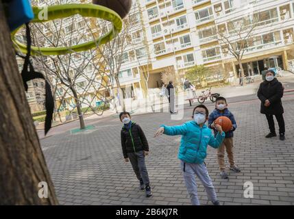 Peking, China. März 2020. Kinder spielen im öffentlichen Bereich einer Gemeinde im Xicheng-Distrikt von Peking, Hauptstadt Chinas, am 11. März 2020. Credit: Lan Hongkong/Xinhua/Alamy Live News Stockfoto