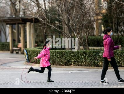 Peking, China. März 2020. Die Bewohner trainieren im Freien auf dem öffentlichen Gebiet einer Gemeinde im Xicheng-Distrikt in Peking, der Hauptstadt Chinas, am 11. März 2020. Credit: Lan Hongkong/Xinhua/Alamy Live News Stockfoto