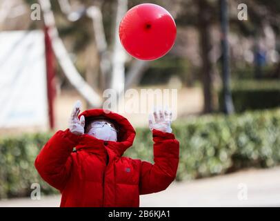 Peking, China. März 2020. Ein Kind spielt auf dem öffentlichen Gebiet einer Gemeinde im Xicheng-Distrikt in Peking, Hauptstadt Chinas, am 11. März 2020. Credit: Lan Hongkong/Xinhua/Alamy Live News Stockfoto