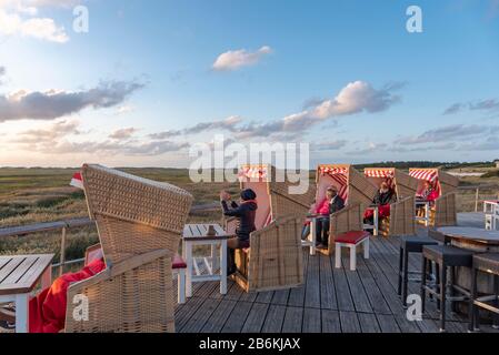 Restaurantterrasse mit Korbbesen am Pier, Sankt Peter-Ording, Sankt Peter-Ording, Nordsee, Schleswig-Holstein, Deutschland, Euro Stockfoto