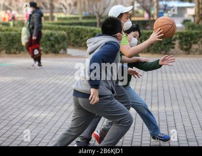 Peking, China. März 2020. Kinder spielen im öffentlichen Bereich einer Gemeinde im Xicheng-Distrikt von Peking, Hauptstadt Chinas, am 11. März 2020. Credit: Lan Hongkong/Xinhua/Alamy Live News Stockfoto