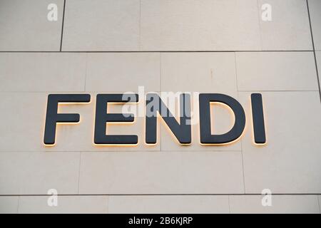 Blick auf ein italienisches Luxus-Modehaus Fendi Logo. Stockfoto