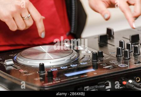 DJ-Mixer auf Nachtklub-Party Stockfoto