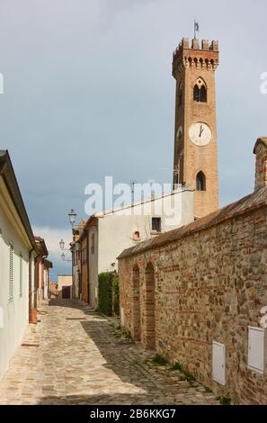 Alte Straße und Kirchturm in Santarcangelo di Romagna, Emilia-Romagna, Italien Stockfoto