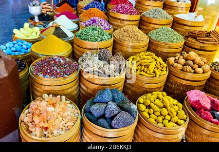 Verschiedene exotische Gewürze, Trank und Kräuter auf dem Markt Stockfoto