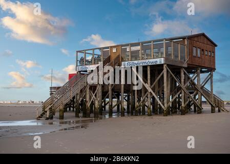 Café und Restaurant Silbermoewe, stielte Häuser am Strand, Sankt Peter-Ording, Nordsee, Schleswig-Holstein, Deutschland, Europa Stockfoto