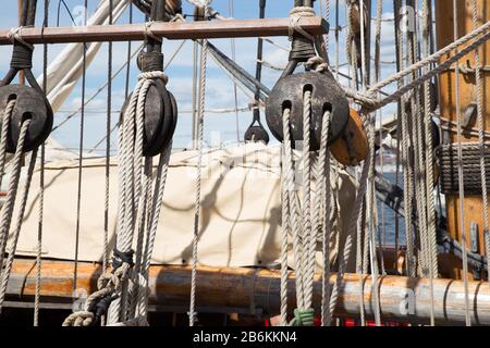 Details zu Rig und Blocks auf Dem Alten Segelschiff Stockfoto