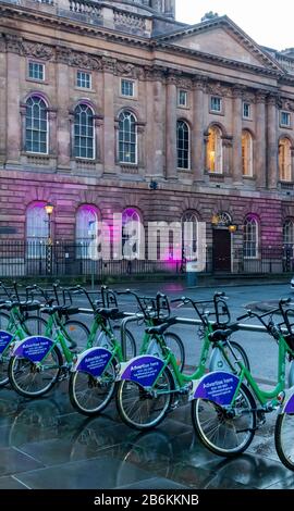 Ein Fahrradverleih gegenüber der Liverpool City Hall Stockfoto