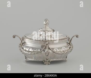 Ein kleiner ovaler Tureen im Louis XVI-Stil Mit einer kleinen ovalen Terrine in Lodewijk XVI-stijl versierd traf gedreven Kanälchen, Guirlandes omwikkeld traf Linten, geappliqueerde festoenen en en en parelranden. Elke terrine heeft een deksel met knop en staat op vier pootjes. Alle Terrines gemerkt onder bodem: Middelburg; jaarletter K - 2200; MT. P boven Prie = Philippus Prié; gekroonde o = Lossingsteken; bijltje = belastingkeur. Terrine BK-1995-14-C ist aan binnenzijde gegraveerd MET N:2. Ommerking: Alle Terrines hebben een binnenbak Hersteller : zilversmid: Philippus PrieePlaats Herstellung: Middelburg dating: Stockfoto