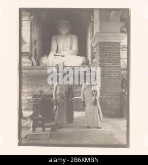 Ein Mann und eine Frau mit Habseligkeiten auf dem Kopf und ein Kind für eine Statue des Buddha, Südostasiens Immobilientyp: Fotos Artikelnummer: RP-F 2000-9-70 Hersteller: Fotograf: John Adriani (zugeschrieben) Ort Herstellung: Südost-Asien Datum: 1907 Physische Merkmale: Gelatine silbernes Druckmaterial: Papiertechnik: Abmessungen des Gelatinesilberdrucks: H 114 mm × W 89 mm Stockfoto