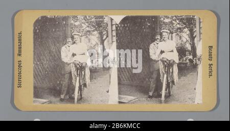 Ein Mann hält eine Frau auf einem Fahrrad, die eine Lektion in Der Küstenausführung (Titelobjekt) stellt. Schönheit Serie Stereo Kopiert AMUSANTES (Serienobjekt) EIN Mann hält eine Frau auf einem Fahrrad in der gleichen Augenweide in Der Küstenausführung (Titelobjekt) Beauty-Serie/Stereo-Kopen AMUSANTES (Serienobjekt) Eigenschaftstyp: Stereo-Foto mechanischer Druck Artikelnummer: RP-F F10471 Aufschriften / Marken: Nummer, Nachdruck, gedruckt: 'No 93'Winkeliersmerk, verso, gestempelt: 'JK' Monogramm J. Kühn, fotografiehandelshandelslaar. Hersteller : Fotograf: Anoniemklischeemacher: Anonymer Ort Herstellung: USA Datum: 1885 - 1920 Material: C Stockfoto