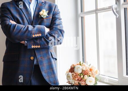 Bräutigam mit einer Hochzeitskube in einem Karettanzug Stockfoto
