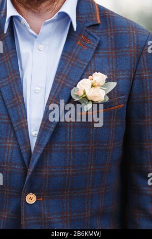 Bräutigam mit einer Hochzeitskube in einem Karettanzug Stockfoto