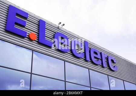 Bordeaux, Aquitanien / Frankreich - 09 27 2019 : E.Leclerc französischer Supermarkt leclerc Ladenfassade mit Logo Stockfoto