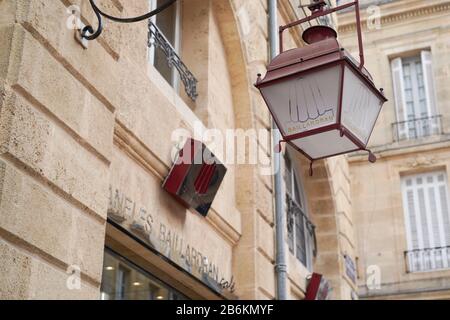 Bordeaux, Aquitanien/Frankreich - 10 17 2019: Traditioneller Bordeaux Süßkuchen genannt Canele Sign-Shop Konditorei Stockfoto