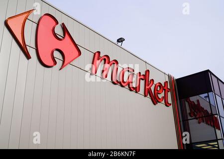 Bordeaux, Aquitanien/Frankreich - 10 28 2019: Carrefour Marktlogo - Ladengeschäft Stockfoto