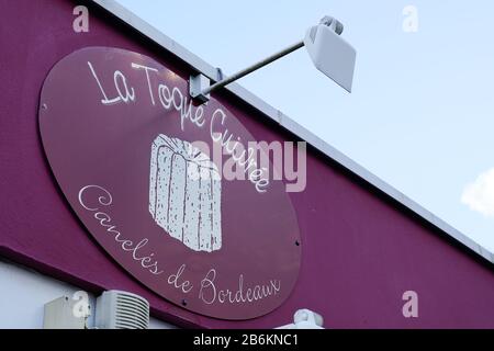 Bordeaux, Aquitanien / Frankreich - 11 13 2019 : la toque cuivrée Canele french Konditorei traditionelle Canelé aus Bordeaux Stadt frankreich Stockfoto