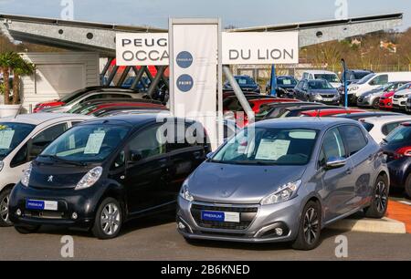 Cognac, Frankreich - 21. Februar 2020:Vorstellung des neuen Elektroautos namens "Peugeot Ion", das im Netz des französischen Wagens zum Verkauf angeboten wird d Stockfoto