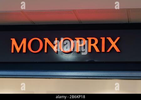 Bordeaux, Aquitanien / Frankreich - 01 22 2020: Monoprix Logo Schild Gebäude Supermarkt Fassade in der Straße Stockfoto