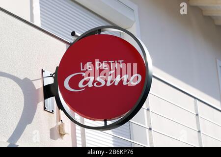 Bordeaux, Aquitanien/Frankreich - 02 15 2020: Le petit Casino Logo Shop Shop des französischen Händlers Shop Supermarkt im Stadtzentrum Stockfoto