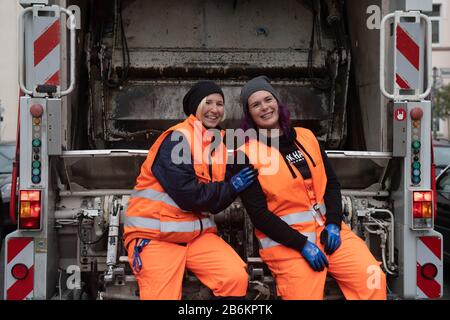 Hannover, Deutschland. März 2020. Die Abfalleimer Stefanie Celikdal (l) und Stephanie Höche sitzen an einem Müllwagen. Nach einem Arbeitsschnell-Dating im August 2019 hat der Zweckverband Abfallwirtschaft Region Hannover (Abfallwirtschaftsverband Hannover) vier Frauen für die Arbeit in der Abfallsammelabteilung des Vereins eingestellt. In vielen Städten ist die Abfallsammlung immer noch eine rein männliche Domäne. Kredit: Swen Pförtner / dpa / Alamy Live News Stockfoto