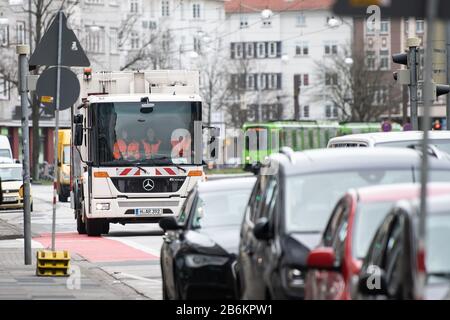 Hannover, Deutschland. März 2020. Ein Müllwagen mit den Müllsammlern Stephanie Höche und Stefanie Celikdal fährt auf einer Straße. Nach einem Arbeitsschnell-Dating im August 2019 hat der Zweckverband Abfallwirtschaft Region Hannover (Abfallwirtschaftsverband Region Hannover) vier Frauen für die Arbeit in der Abfallsammelabteilung des Vereins eingestellt. In vielen Städten ist die Abfallsammlung immer noch eine rein männliche Domäne. Kredit: Swen Pförtner / dpa / Alamy Live News Stockfoto