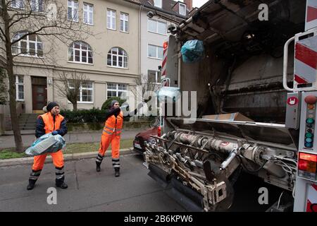 Hannover, Deutschland. März 2020. Die Abfalleimer Stefanie Celikdal (l) und Stephanie Höche werfen Müllsäcke in einen Müllwagen. Nach einer Arbeitsschnelldatierung im August 2019 hat der Zweckverband Abfallwirtschaft Region Hannover (Entsorgungsverband Hannover) vier Frauen zur Arbeit in der Abfallsammelabteilung des Vereins eingestellt. In vielen Städten ist die Abfallsammlung immer noch eine rein männliche Domäne. Kredit: Swen Pförtner / dpa / Alamy Live News Stockfoto