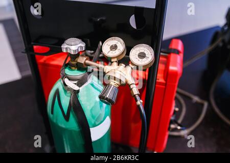 Gaszylinderventil mit Druckmesser zum Schweißen Stockfoto