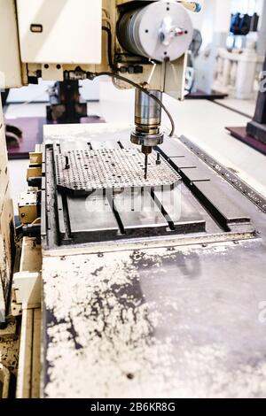 Alte Bohrmaschine in Werkshalle Stockfoto