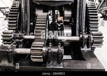 Schwungrad in der industriellen Maschinenschließmaschine Stockfoto