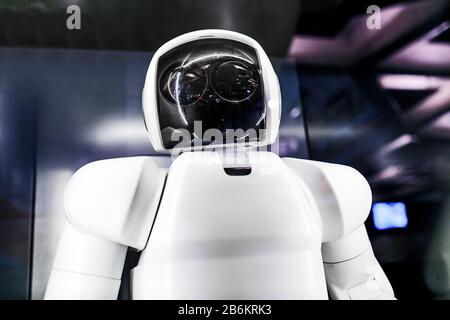 Großer futuristischer weißer Roboter mit menschlichen Körpermerkmalen, künstliches Intelligenzkonzept Stockfoto