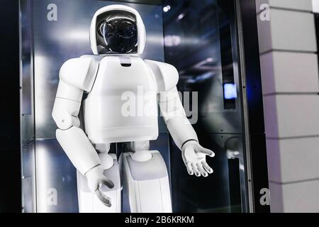 Großer futuristischer weißer Roboter mit menschlichen Körpermerkmalen, künstliches Intelligenzkonzept Stockfoto