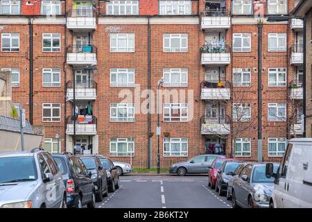 Fassade einer Blockwohnung am Ende der Straße in London, Großbritannien Stockfoto