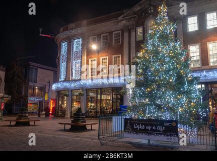 Nachtansicht des beleuchteten Weihnachtsbaums auf dem St. Helen's Square York mit dem berühmten Bettys Teehaus im Hintergrund Stockfoto