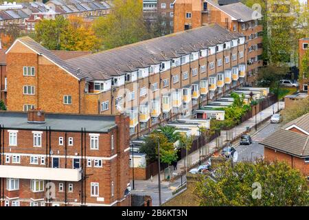 Luftbild des Blocks von Maisonette im Südosten Londons, Großbritannien Stockfoto